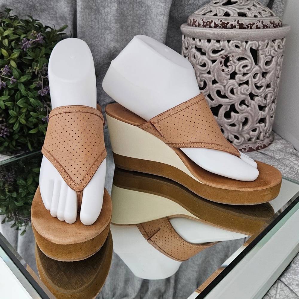 Tommy Bahama Kaona Leather Wedge Thong
